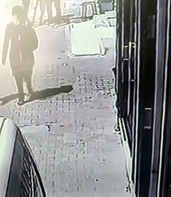Evden Hırsızlık Yaptı, Sokağa Çıkınca Da Başörtüsüyle Kendini Kamufle Etti