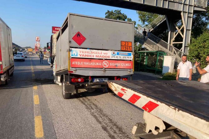 Tüp Yüklü Kamyonet Kamyona Çarptı: 1 Yaralı