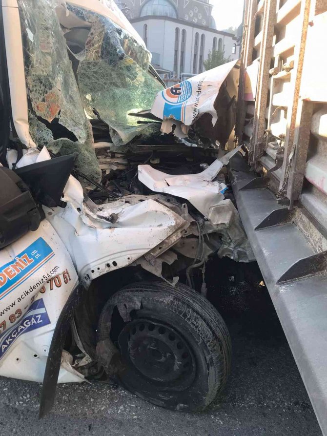 Tüp Yüklü Kamyonet Kamyona Çarptı: 1 Yaralı
