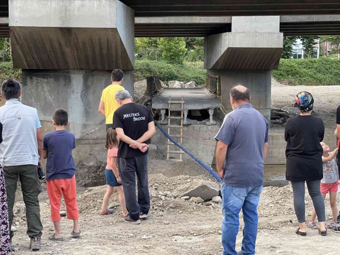 Yıkılan Köprü Köyü İkiye Böldü