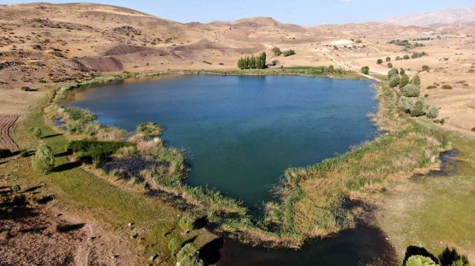 Aygır Gölü Efsanesi Gibi Güzelliğiyle De Dikkat Çekiyor