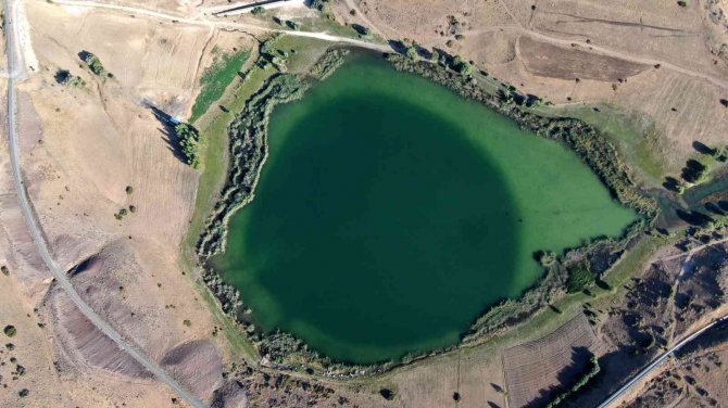 Aygır Gölü Efsanesi Gibi Güzelliğiyle De Dikkat Çekiyor