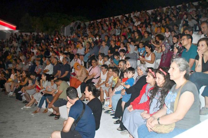 Söke’deki Tiyatro Etkinliğinde Çocuklar Ve Aileleri Keyifli Anlar Yaşadı