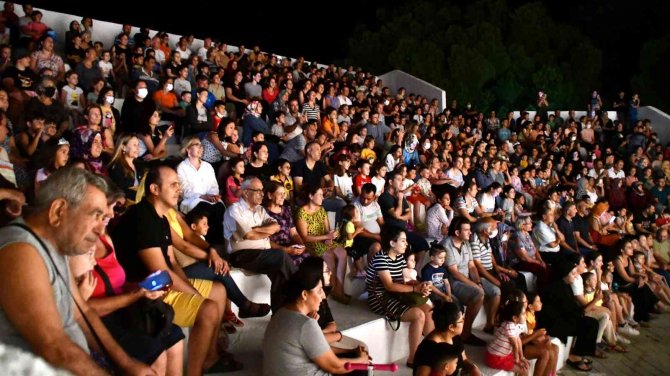 Söke’deki Tiyatro Etkinliğinde Çocuklar Ve Aileleri Keyifli Anlar Yaşadı