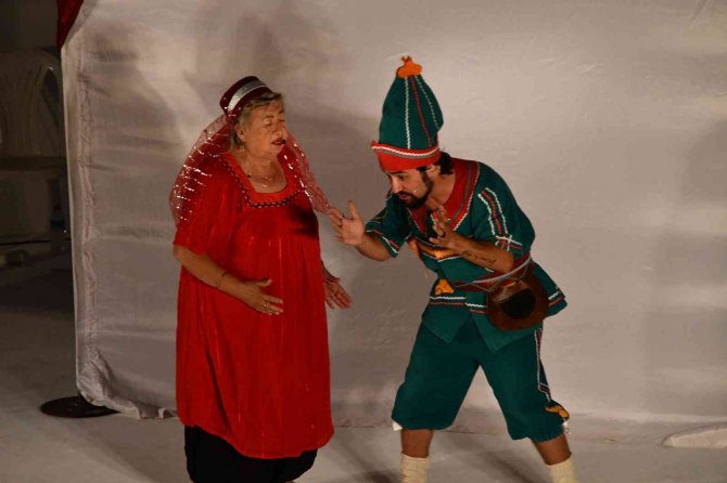 Söke’deki Tiyatro Etkinliğinde Çocuklar Ve Aileleri Keyifli Anlar Yaşadı