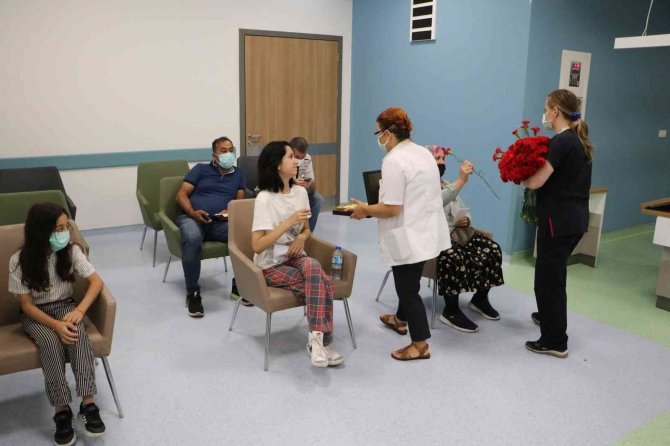 Muayeneye Karanfille Girdiler