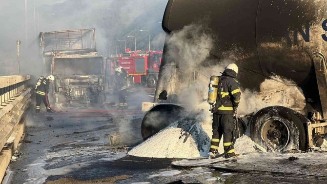 Tem Bolu Dağı’nda Çarpışan 2 Tır Alev Alev Yandı: 2 Yaralı
