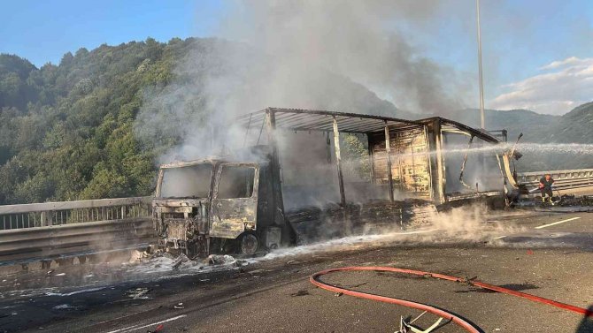 Tem Bolu Dağı’nda Çarpışan 2 Tır Alev Alev Yandı: 2 Yaralı
