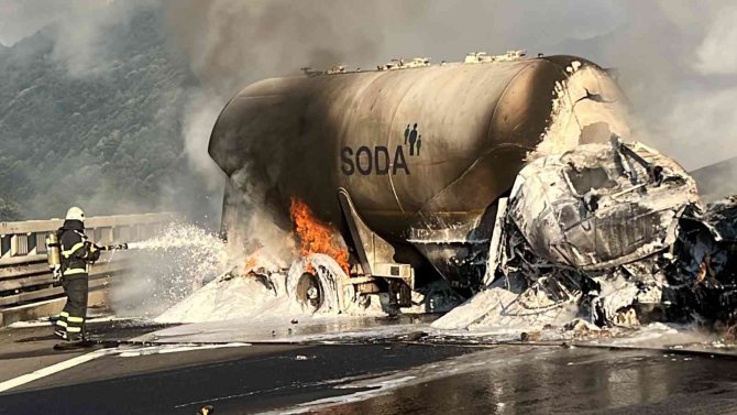 Tanker Tırla Çarpıştı, Tem Otoyolu Trafiğe Kapandı
