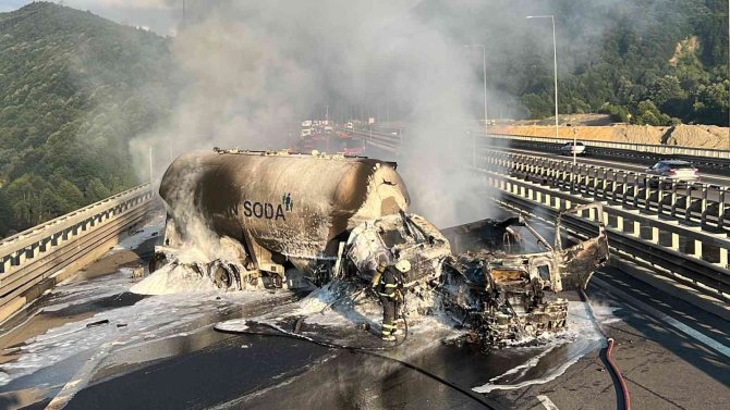Tanker Tırla Çarpıştı, Tem Otoyolu Trafiğe Kapandı