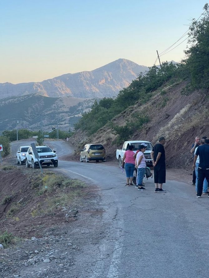 Tunceli’de Hafif Ticari Araç Ters Döndü: 4 Yaralı