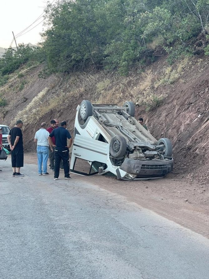 Tunceli’de Hafif Ticari Araç Ters Döndü: 4 Yaralı
