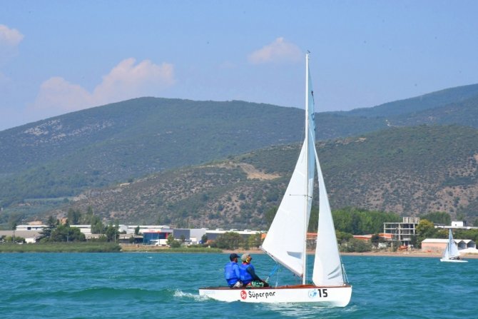 İ̇znik Gölü’nde Rüzgara Karşı Kıyasıya Mücadele Başladı