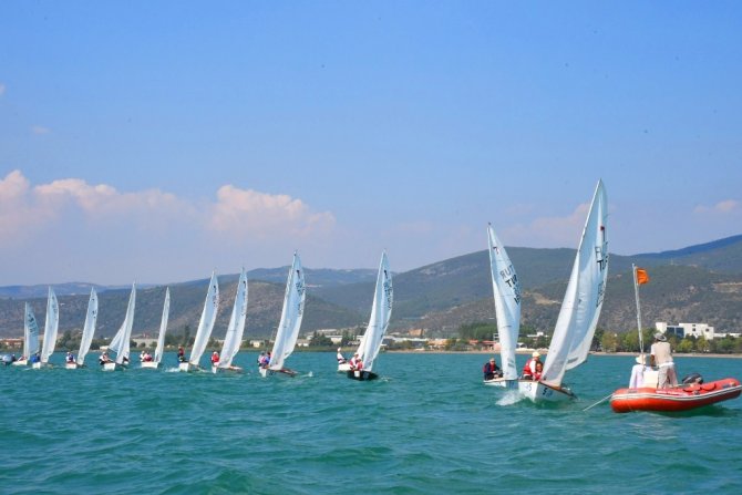 İ̇znik Gölü’nde Rüzgara Karşı Kıyasıya Mücadele Başladı