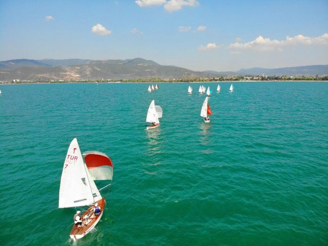 İ̇znik Gölü’nde Rüzgara Karşı Kıyasıya Mücadele Başladı