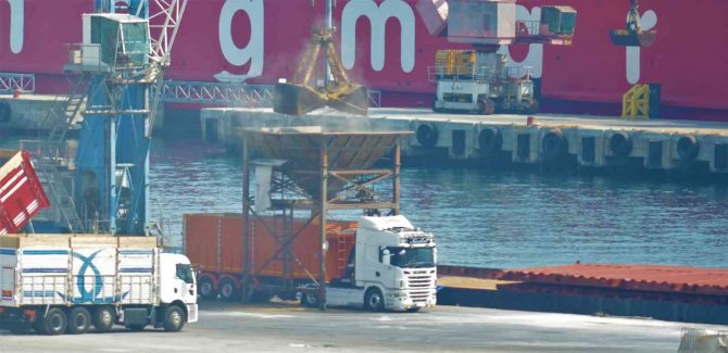 Ukrayna’dan Gelen Gemideki 3 Bin 50 Ton Buğday Kamyonlara Aktarılıyor