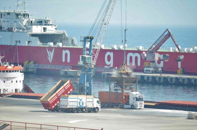 Ukrayna’dan Gelen Gemideki 3 Bin 50 Ton Buğday Kamyonlara Aktarılıyor