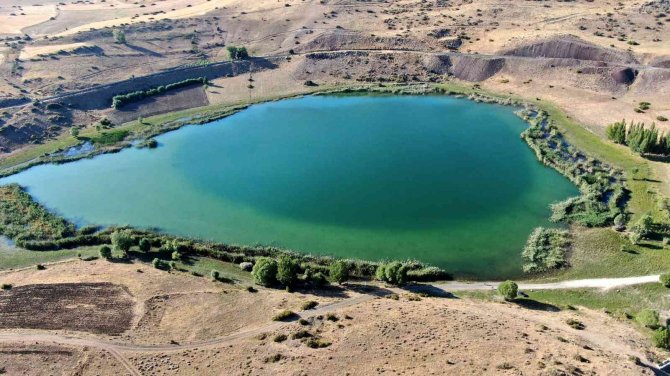 Aygır Gölü Efsanesi Gibi Güzelliğiyle De Dikkat Çekiyor
