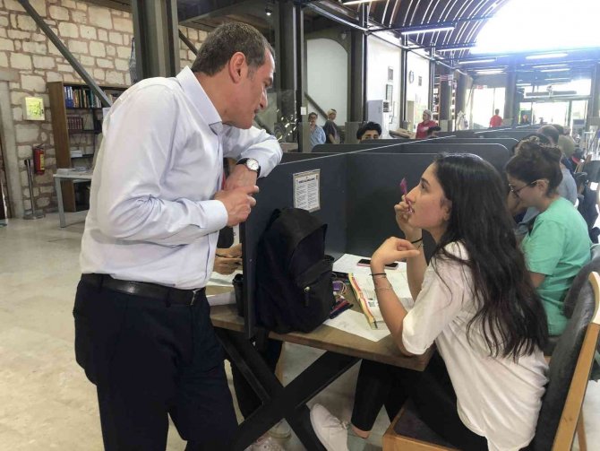 Zeytinburnu Belediyesinden Üniversiteye Başlayan Öğrencilere 3 Bin Liralık Başarı Ödülü