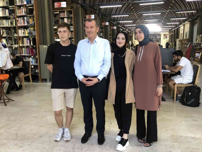 Zeytinburnu Belediyesinden Üniversiteye Başlayan Öğrencilere 3 Bin Liralık Başarı Ödülü