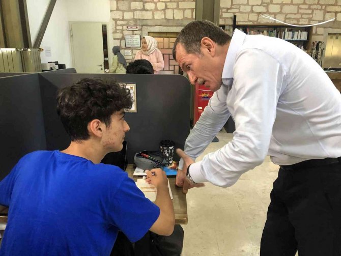 Zeytinburnu Belediyesinden Üniversiteye Başlayan Öğrencilere 3 Bin Liralık Başarı Ödülü