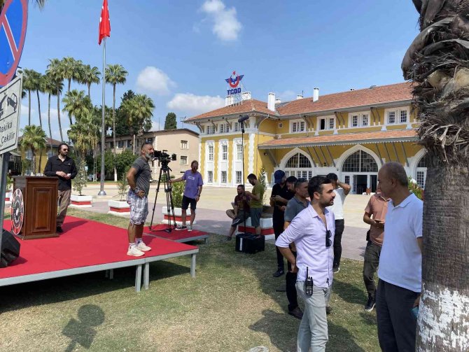 İ̇zinsiz Miting Yapılıyor Zanneden Polisten Film Setine Baskın