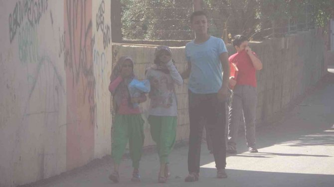 Bina Yıkımında Mahalleyi Toz Bulutu Kapladı