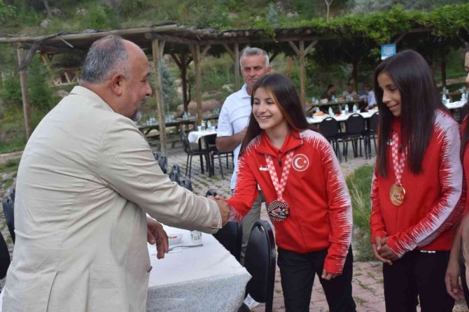 Güreş Müsabakalarında Derece Elde Eden Sporcular Ödüllendirildi