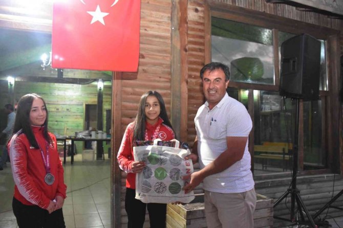 Güreş Müsabakalarında Derece Elde Eden Sporcular Ödüllendirildi