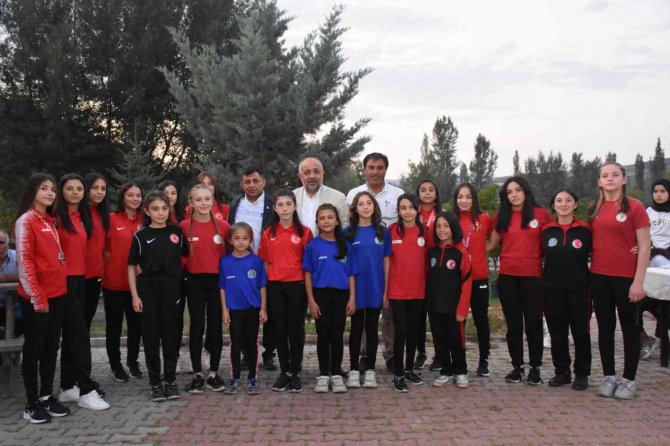 Güreş Müsabakalarında Derece Elde Eden Sporcular Ödüllendirildi