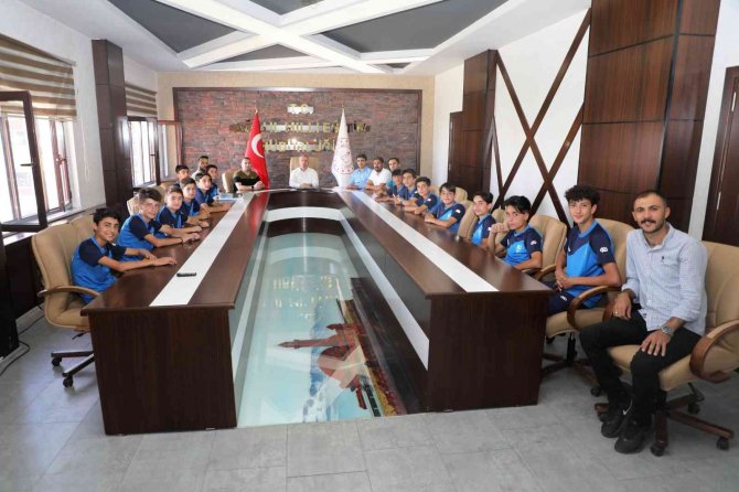 Sporcu Öğrencilerden Milli Eğitim Müdürü Kökrek’e Ziyaret