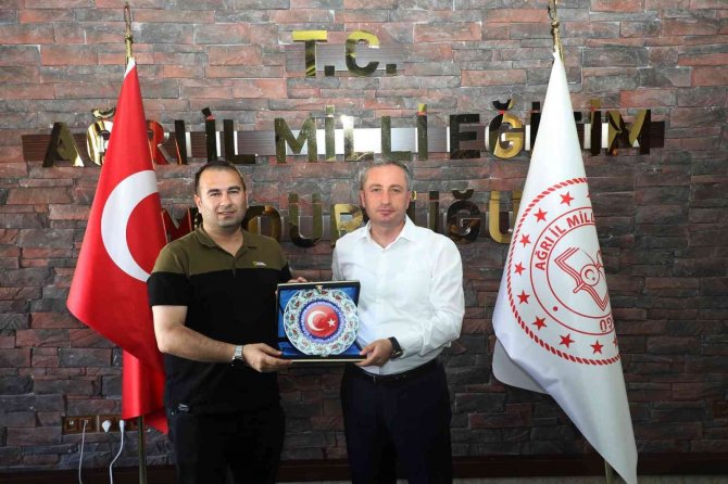 Sporcu Öğrencilerden Milli Eğitim Müdürü Kökrek’e Ziyaret