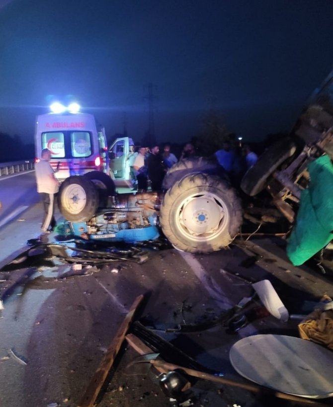 Otomobil, Traktöre Arkadan Çarptı: 1’ağır 2 Yaralı