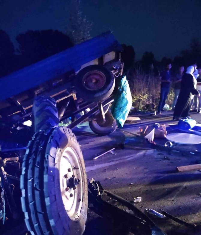 Otomobil, Traktöre Arkadan Çarptı: 1’ağır 2 Yaralı