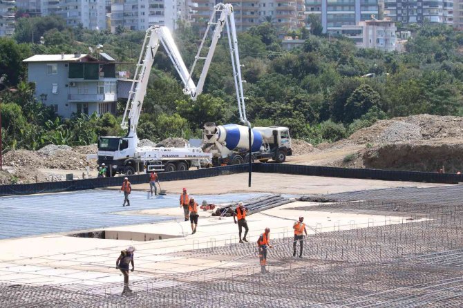 Mahmutlar Kültür Merkezi İnşaatında İlk Beton Döküldü