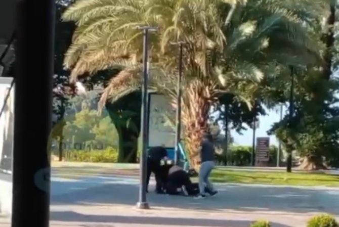 İ̇ki Gencin Kavgasında Cadde Ringe Döndü