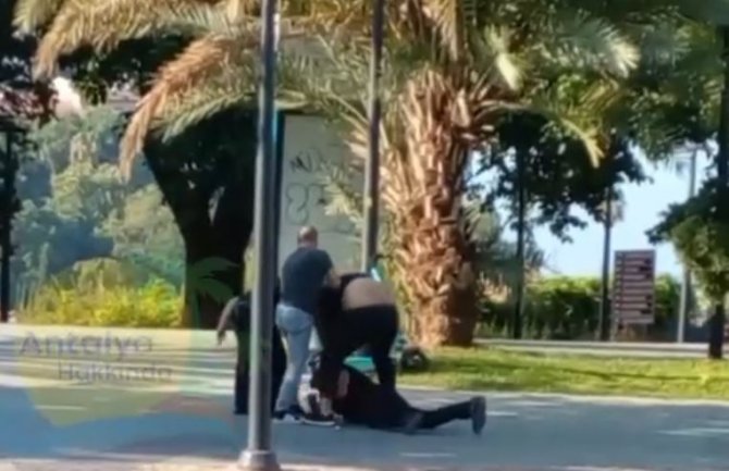 İ̇ki Gencin Kavgasında Cadde Ringe Döndü