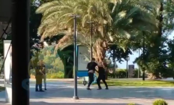 İ̇ki Gencin Kavgasında Cadde Ringe Döndü