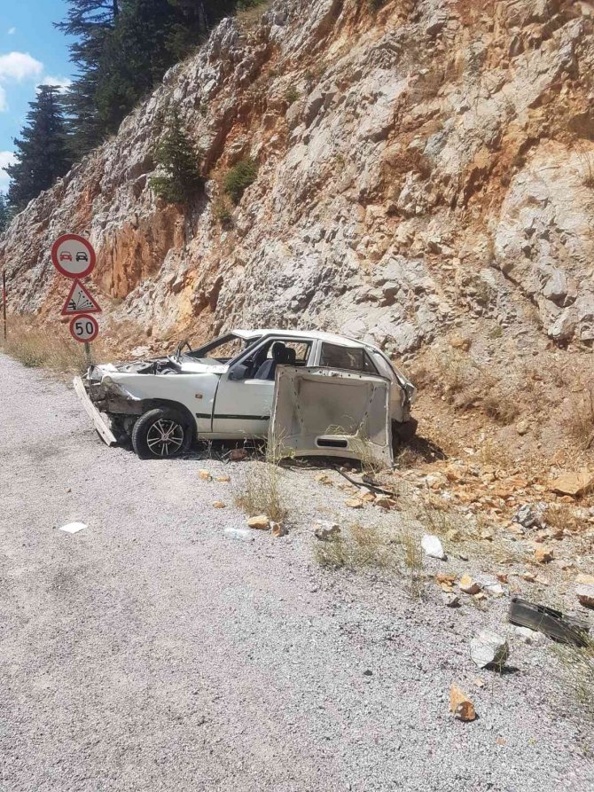 Antalya’da Otomobil, Şarampoldeki Kayalara Çarptı: 1 Yaralı