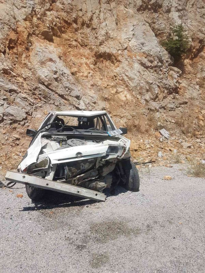 Antalya’da Otomobil, Şarampoldeki Kayalara Çarptı: 1 Yaralı