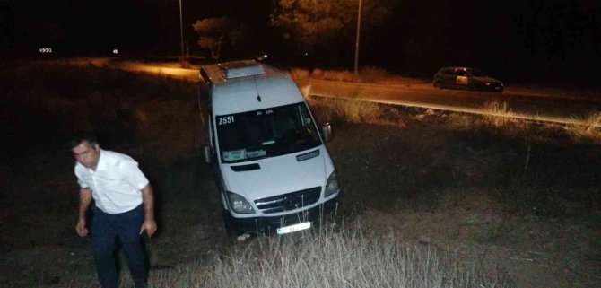 Tur Minibüsü Şarampole Uçtu, Çaresizce Kurtarılmasını Bekledi