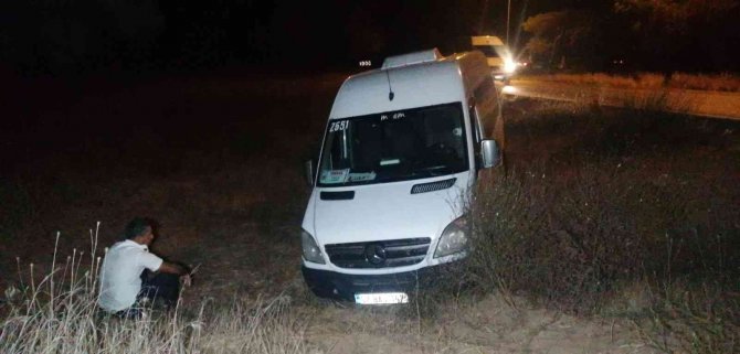 Tur Minibüsü Şarampole Uçtu, Çaresizce Kurtarılmasını Bekledi