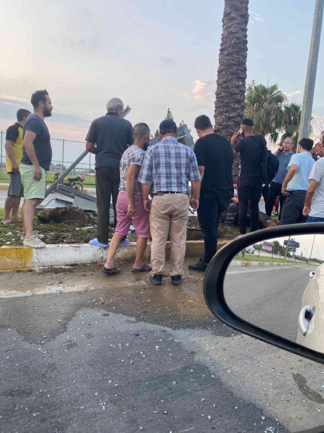 Çim Kesen Belediye Çalışanlarına Otomobil Çarptı:2 Yaralı
