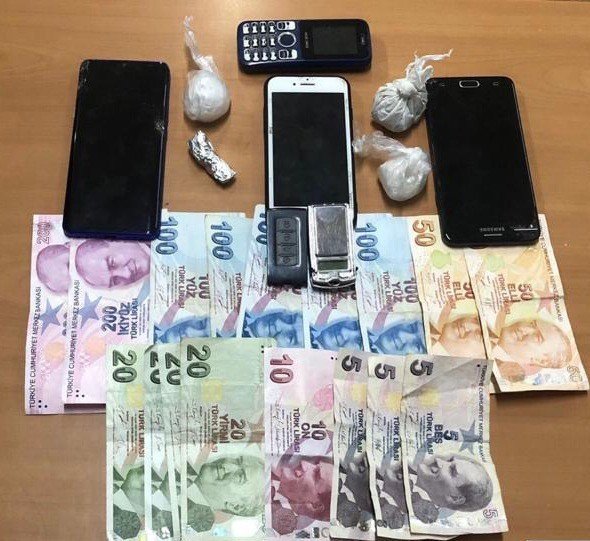 Maltepe’de Şüphe Üzerine Durdurulan Araçtan Suç Makinesi Çıktı