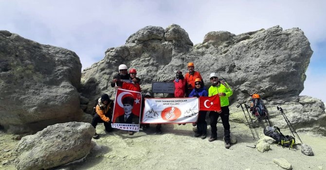 Bursalı Dağcılar İ̇ran’ın En Yüksek Dağında Türk Bayrağı Dalgalandırdı
