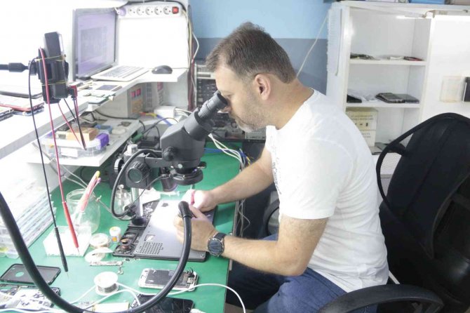 Telefon Tamiri İçin Gelen Müşterilerine Kitap Okutuyor