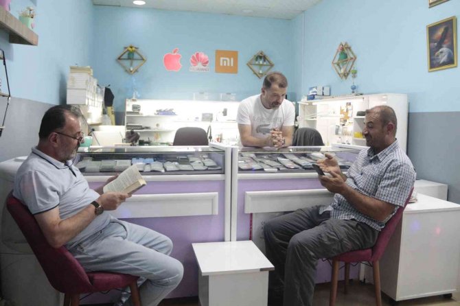 Telefon Tamiri İçin Gelen Müşterilerine Kitap Okutuyor