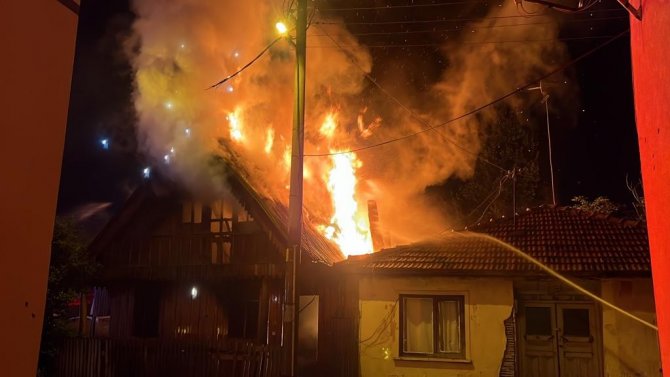 Bolu’da, 2 Katlı Ahşap Ev Alev Alev Yandı