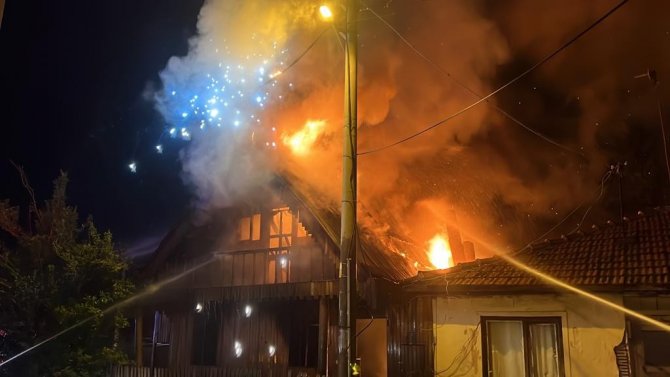 Bolu’da, 2 Katlı Ahşap Ev Alev Alev Yandı