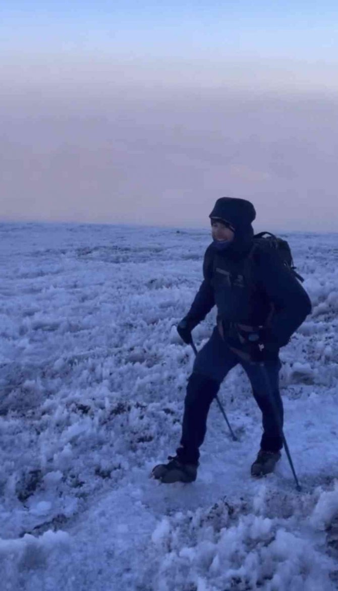 Fransız Çift Ağrı Dağı’nın Zirvesine Ulaştı